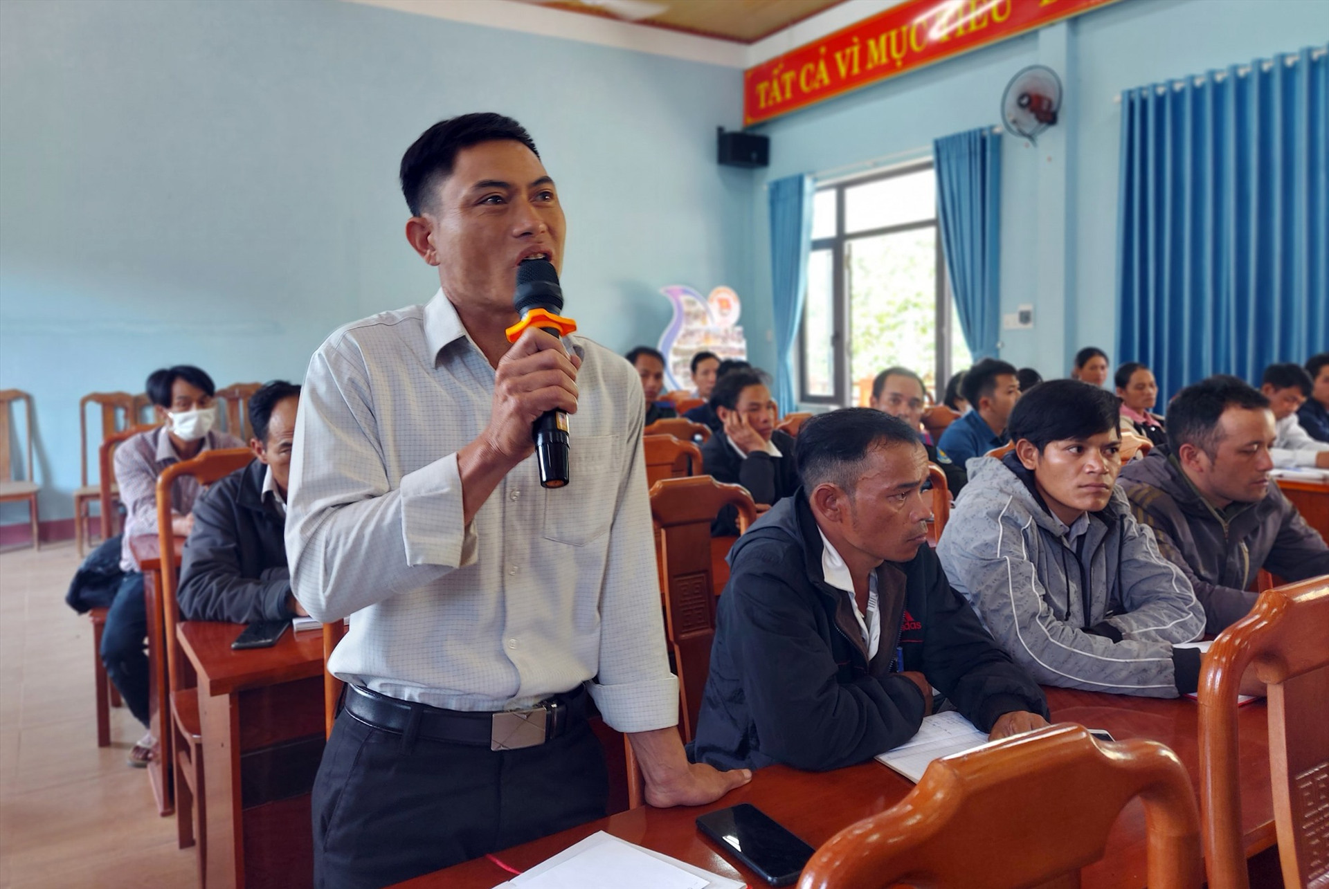 Người dân xã Trà Vân tham gia nêu ý kiến tại hội nghị.