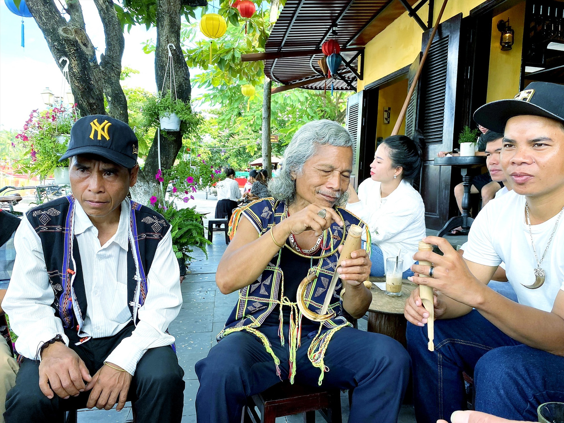 Nghệ nhân Bh’riu Pố kể chuyện với du khách về văn hóa Cơ Tu. Ảnh: ALĂNG NGƯỚC