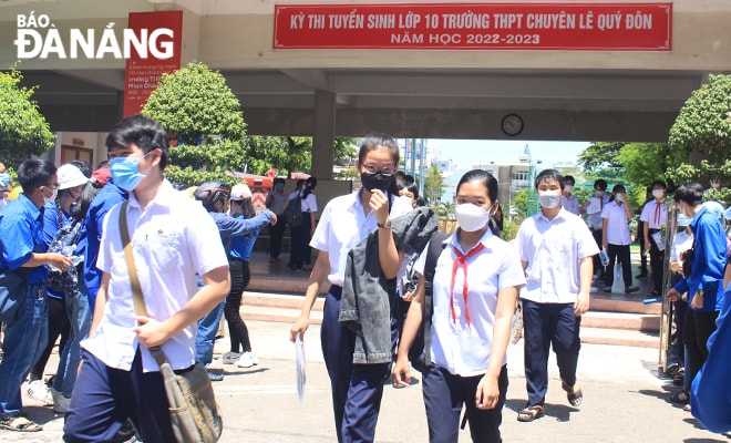 Học sinh hoàn thành các môn thi vào Trường THPT chuyên Lê Quý Đôn sáng 12-6. Ảnh: HUỲNH TRANG.
