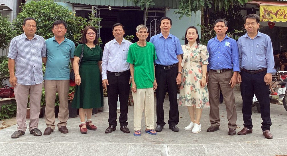 Ông Nguyễn Xuân Viên - cựu tù Côn Đảo (người đứng giữa) chụp ảnh chung với đoàn cán bộ Sở LĐ-TB&XH Quảng Nam.