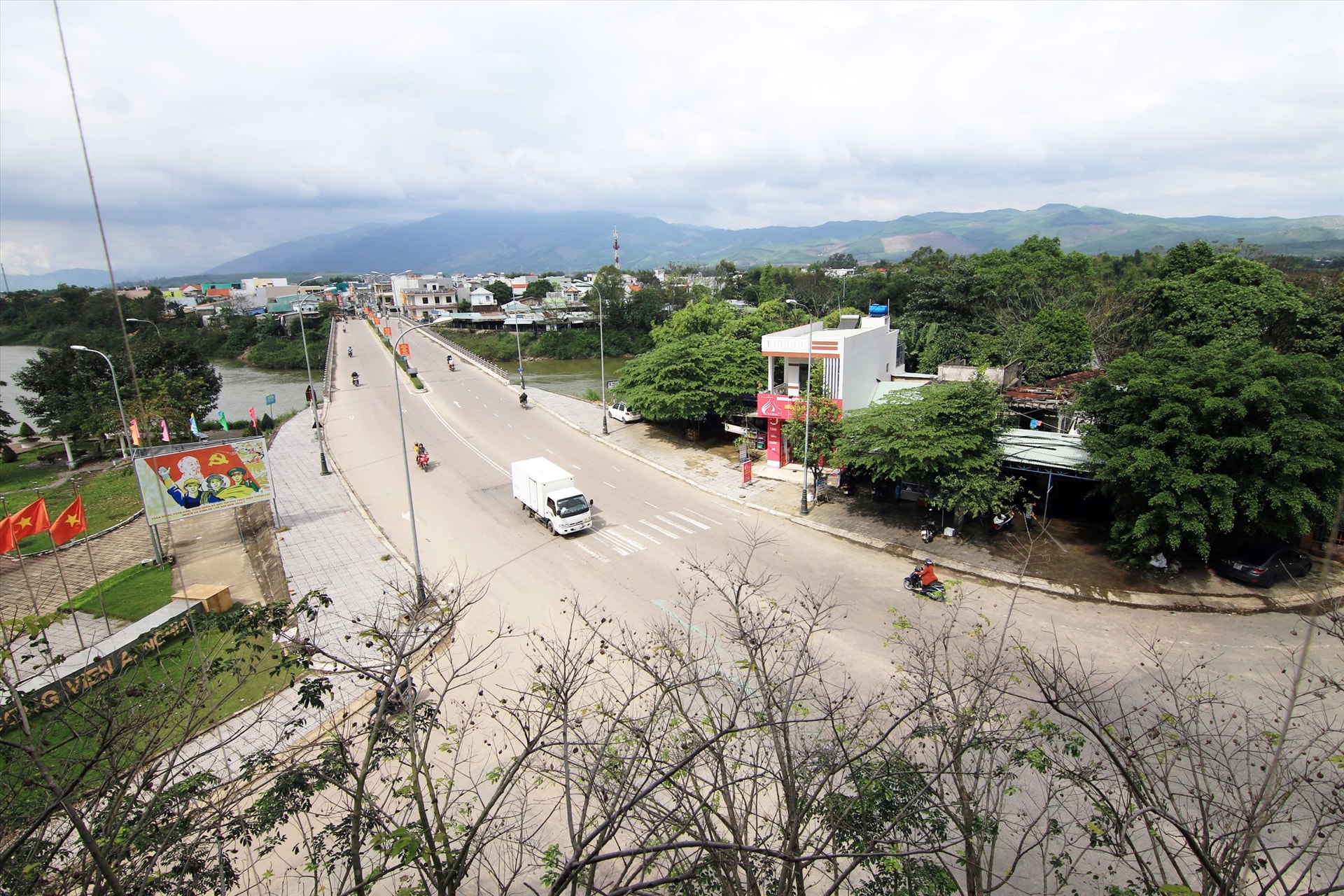 Cầu Ái Nghĩa gắn ký ức bao người. Ảnh: THÀNH CÔNG