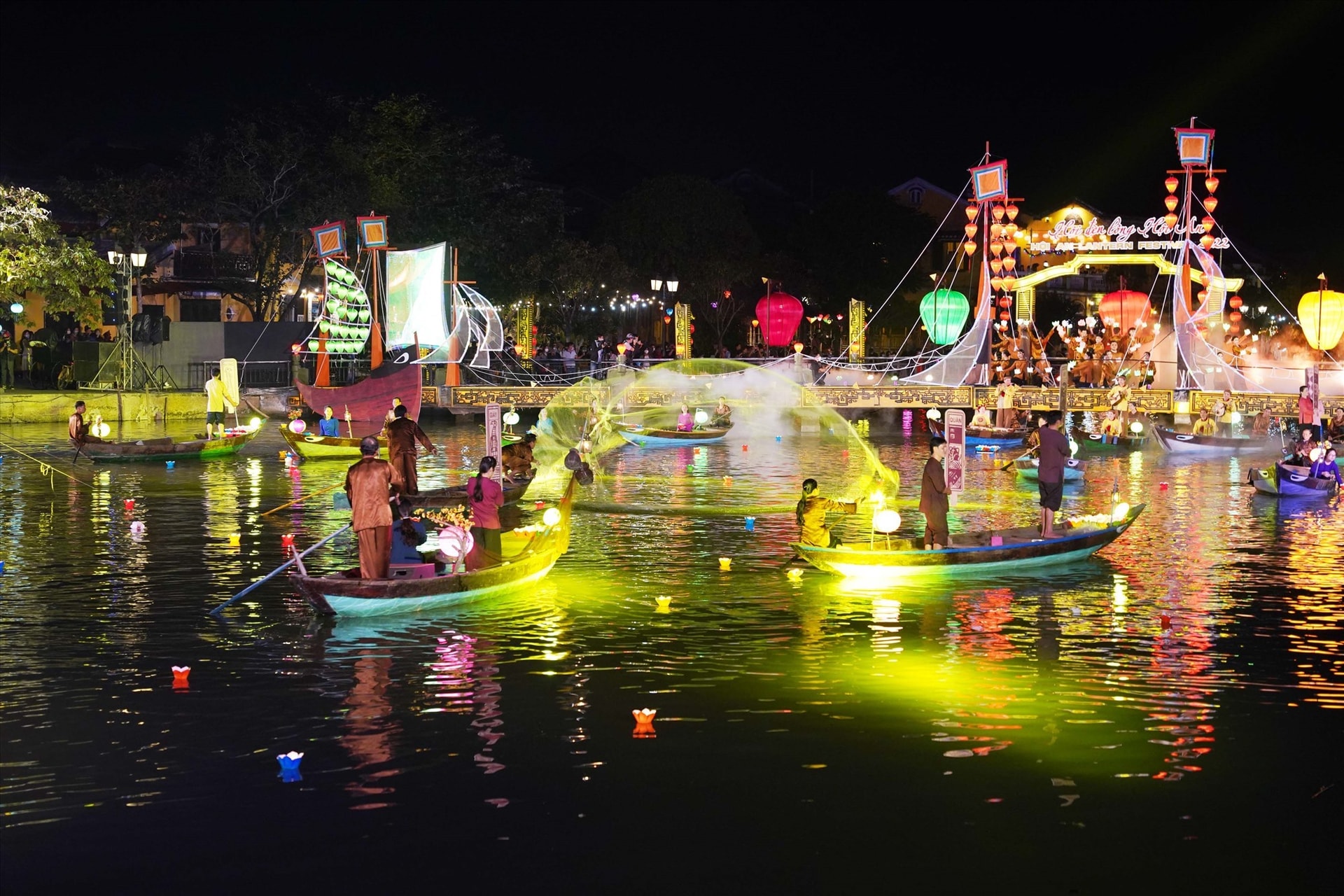 A scene of ‘Hoai river night’