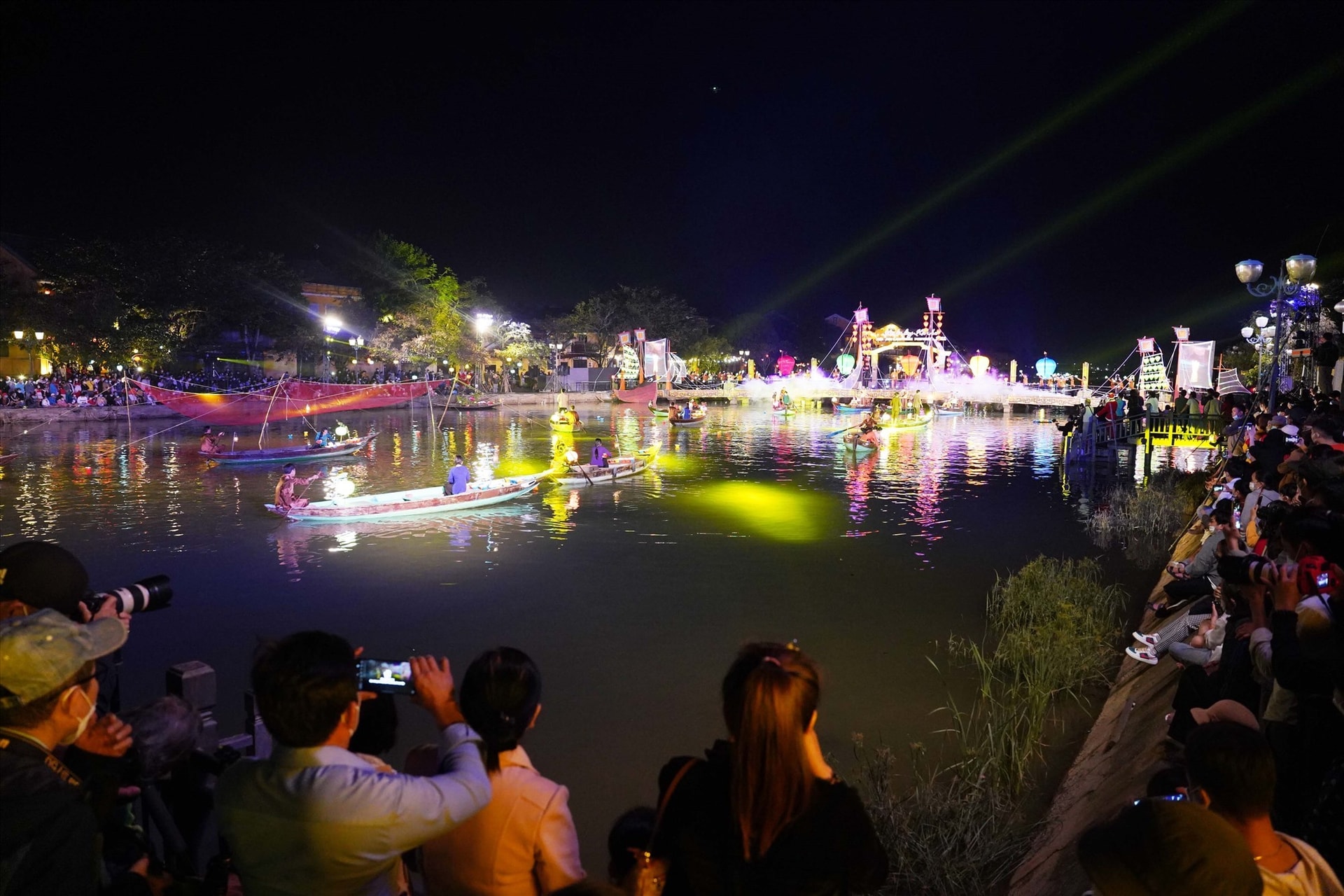 Visitors and ‘Hoai river night’ programme