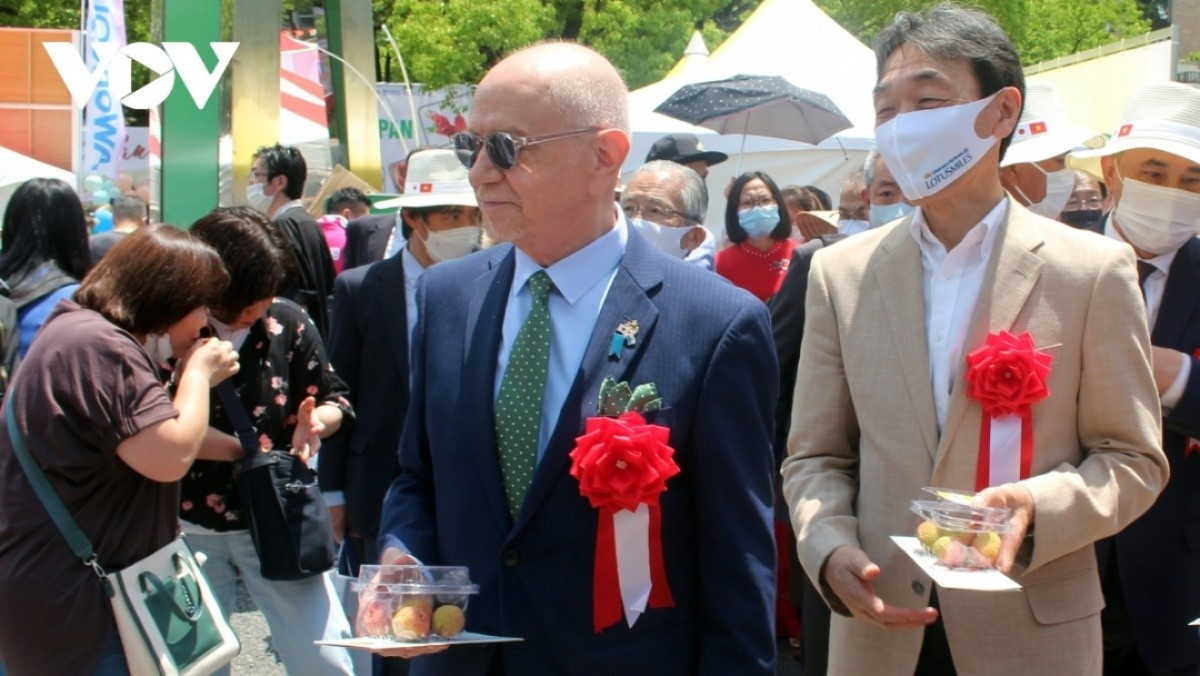 Japanese officials and diplomats of other countries in Japan sample Vietnamese fresh lychees