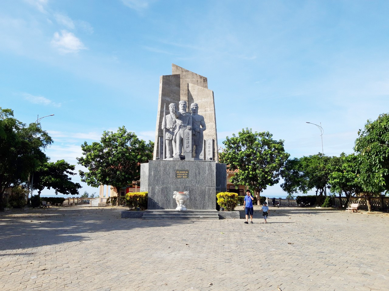Tượng đài tưởng niệm Đội Hoàng Sa kiêm quản Bắc Hải trên đảo Lý Sơn. ảnh: HOÀNG DIỄM