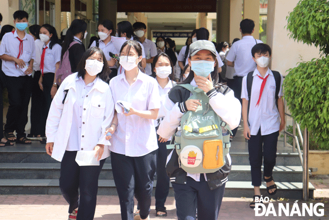 Thí sinh kết thúc kỳ thi tuyển sinh lớp 10 THPT năm học 2022-2023 với tâm trạng thoải mái. (Ảnh chụp tại điểm thi Trường THPT chuyên Lê Quý Đôn)Ảnh: NGỌC HÀ