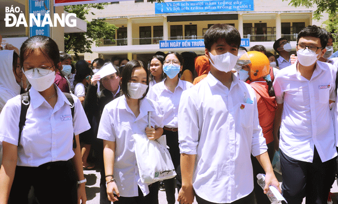 Thí sinh kết thúc kỳ thi tuyển sinh lớp 10 với tâm trạng thoải mái. (Ảnh chụp tại điểm thi Trường THPT Trần Phú) Ảnh: NGỌC HÀ