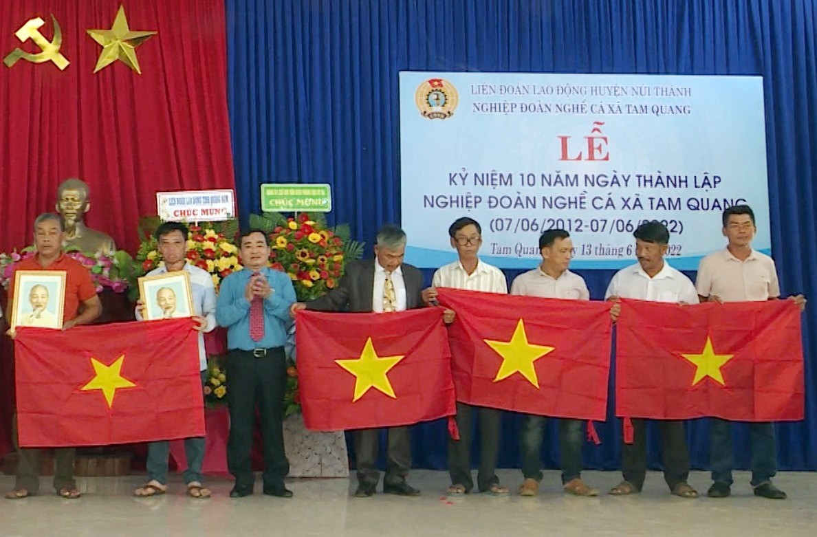 Tặng cờ ngư dân Tam Quang. Ảnh: VĂN PHIN