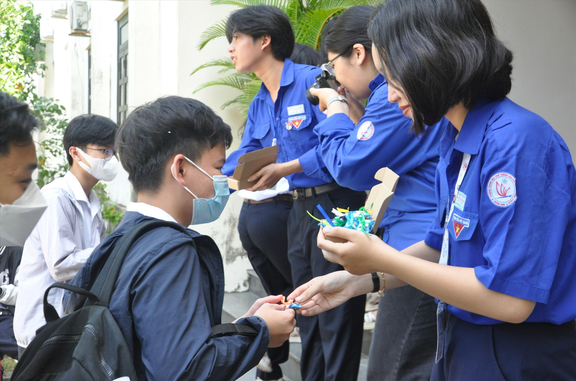 Các học sinh Trường THPT chuyên Nguyễn Bỉnh Khiêm tiếp sức mùa thi cho thế hệ đàn em. Ảnh: X.P