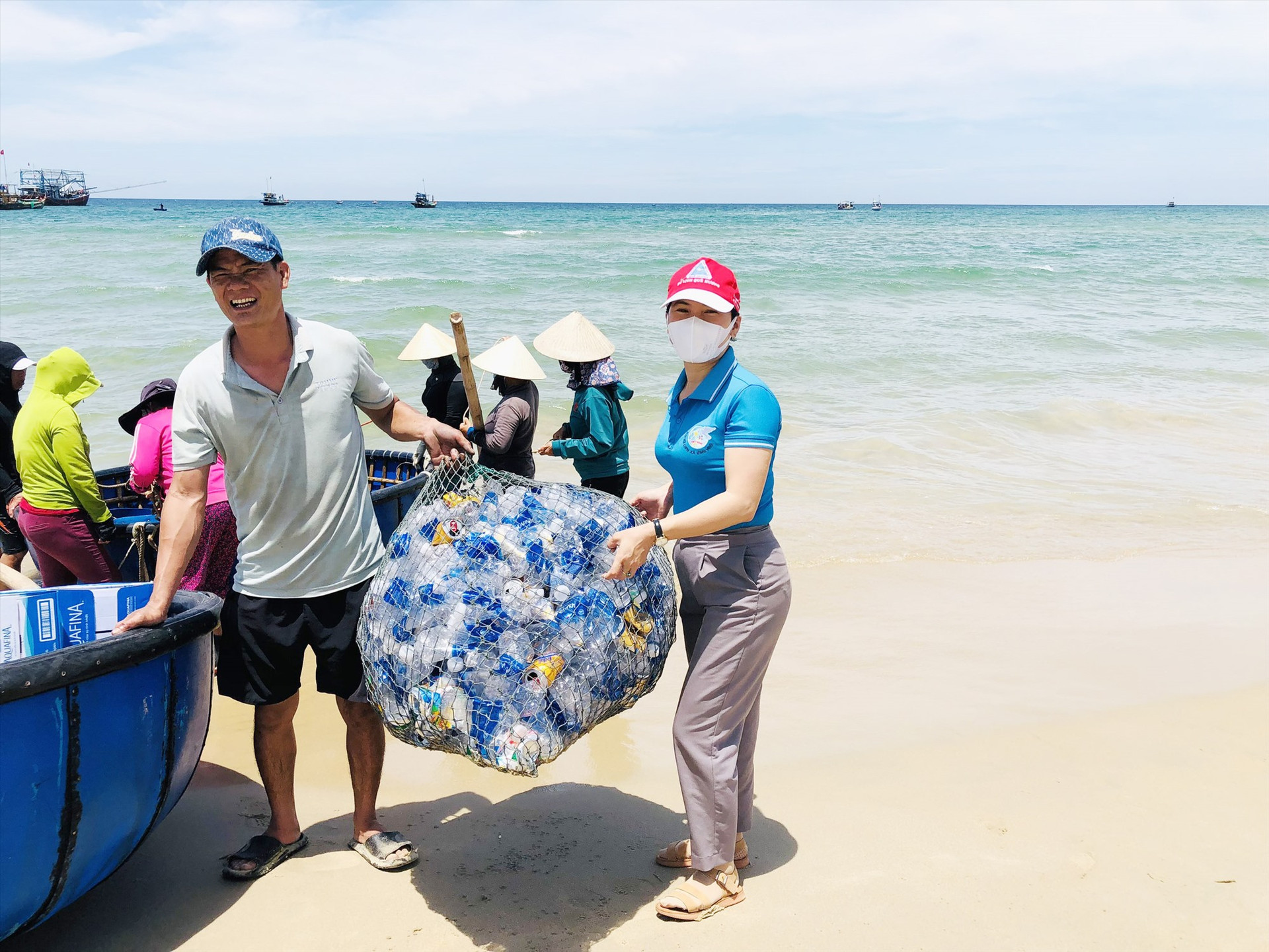 Hội LHPN xã Bình Minh với mô hình “thu gom rác thải nhựa từ biển vào bờ, biến rác thành tiền”. Ảnh: G.B