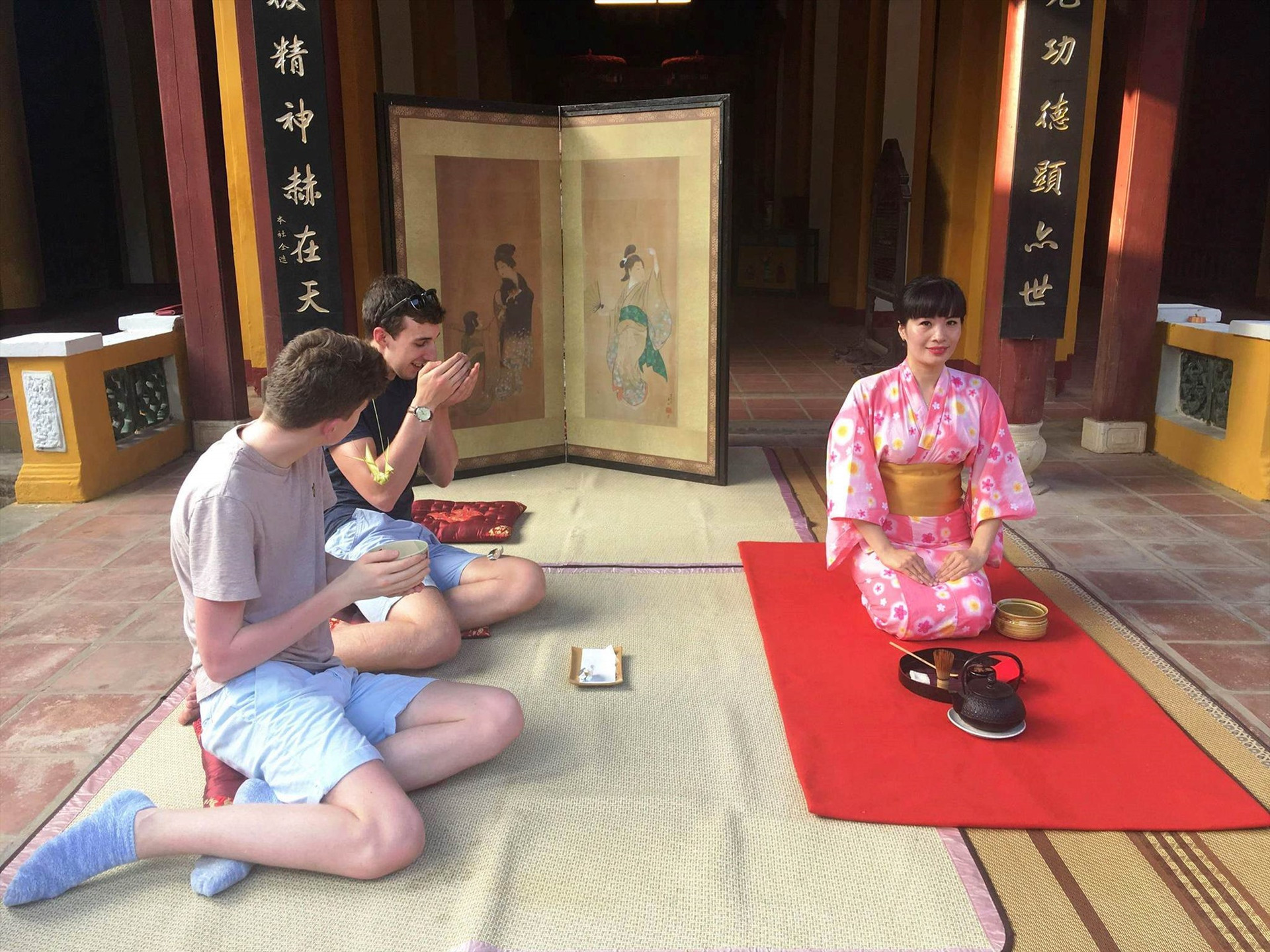 Du khách thưởng thức trà đạo Nhật Bản tại “Không gian văn hóa Việt Nam – Nhật Bản” – đình Cẩm Phô, TP.Hội An.
