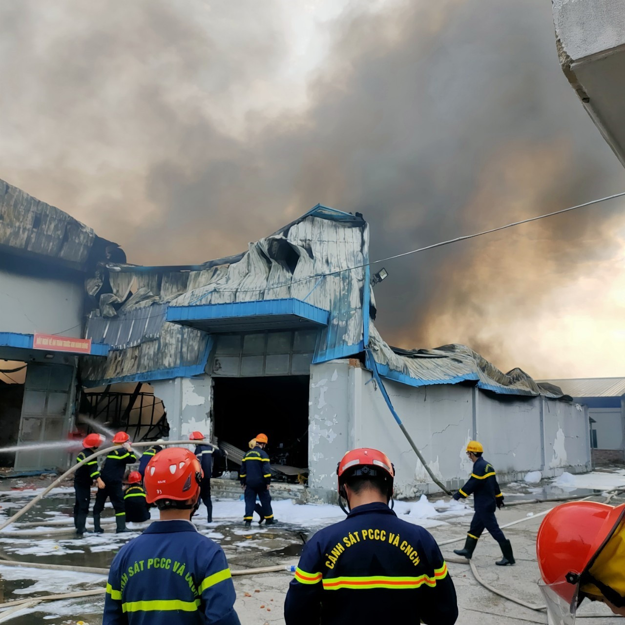 Nhiều vụ cháy lớn gây thiệt hại nghiêm trọng. Ảnh: vụ cháy xảy ra tại Công ty may Woochang Việt Nam, thuộc Khu công nghiệp Trảng Nhật (Điện Thắng Trung, TX.Điện Bàn) vào cuối tháng 5 vừa qua.