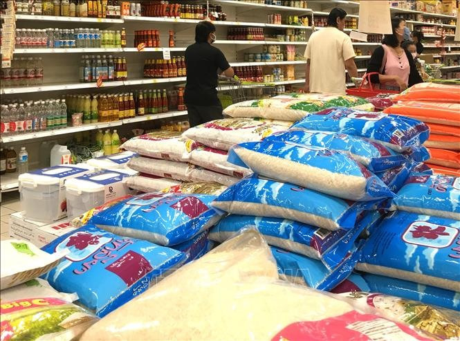Gạo đóng túi được bày bán với nhiều mẫu mã tại một siêu thị lớn ở trung tâm thủ đô Bangkok. Ảnh: Ngọc Quang –