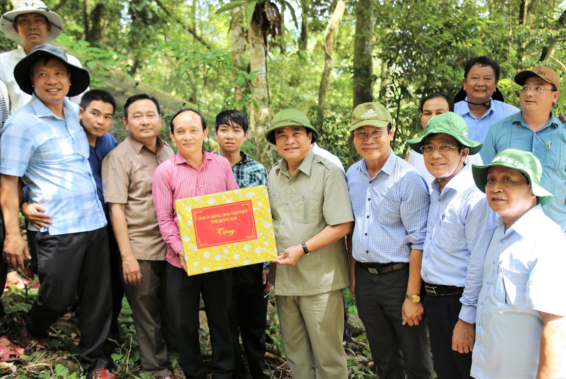 Bí thư Tỉnh ủy Phan Việt Cường trao quà động viên cán bộ, nhân viên Công ty TNHH Tân Nghĩa Sơn. Ảnh: N.L