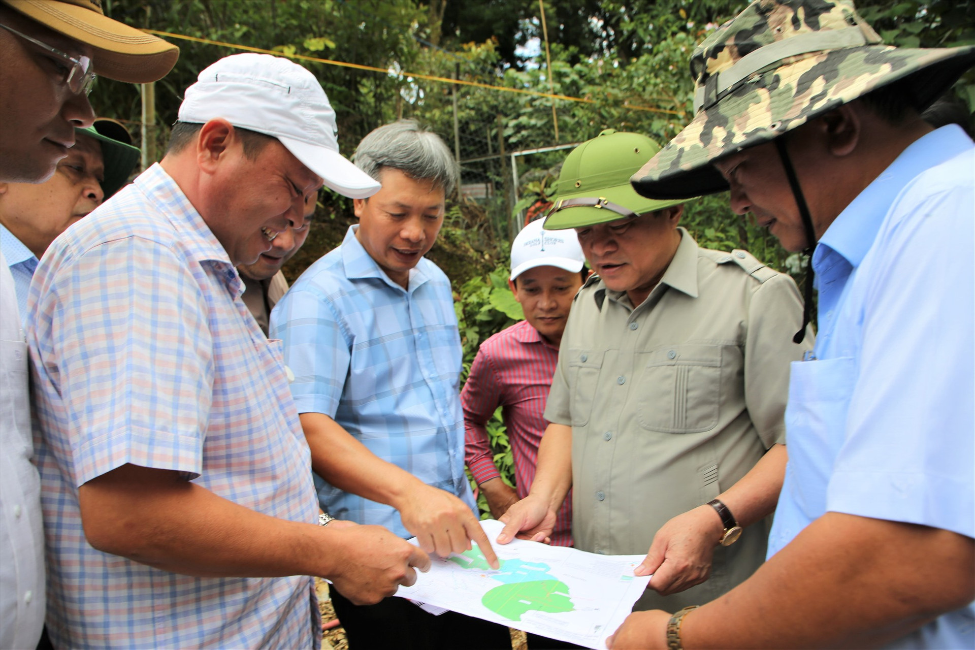 Đoàn khảo sát bản đồ khu vực trồng sâm dưới tán rừng tại Trà Linh. Ảnh: N.L