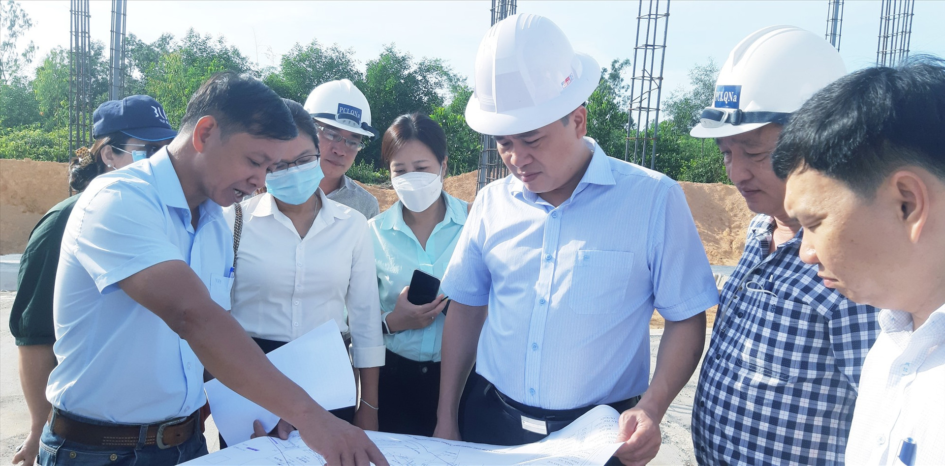 Phó Chủ tịch UBND tỉnh Trần Văn Tân nghe các đơn vị liên quan báo cáo tiến độ thi công dự án xây mới Trường THPT Trần Đại Nghĩa.   Ảnh: VĂN SỰ