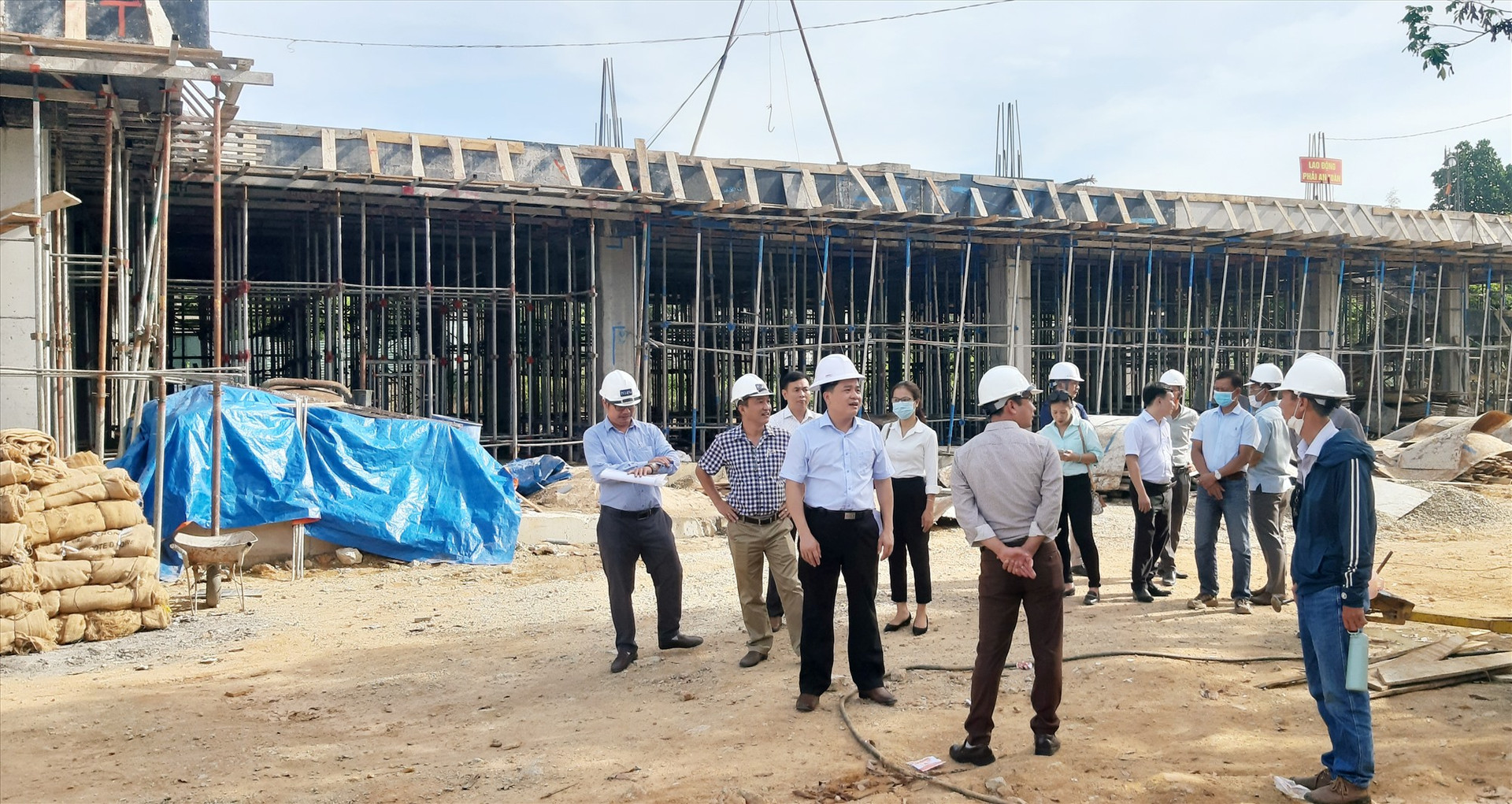 Phó Chủ tịch UBND tỉnh Trần Văn Tân và lãnh đạo các sở, ban ngành của tỉnh kiểm tra thực tế dự án cải tạo, nâng cấp Trung tâm Y tế Quế Sơn.   Ảnh: VĂN SỰ