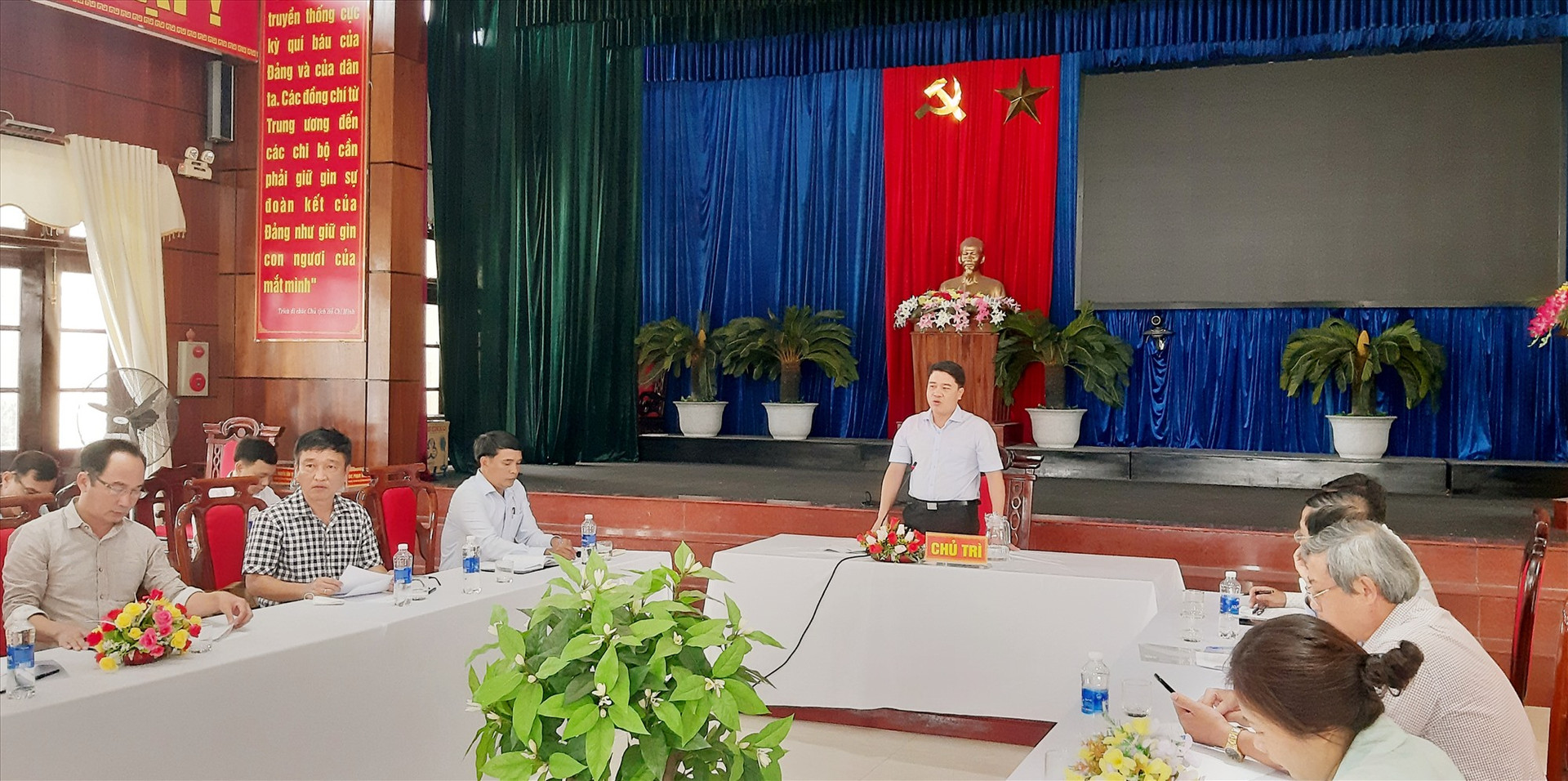 Phó Chủ tịch UBND tỉnh Trần Văn Tân phát biểu tại cuộc làm việc với các ngành liên quan và UBND huyện Quế Sơn.   Ảnh: VĂN SỰ