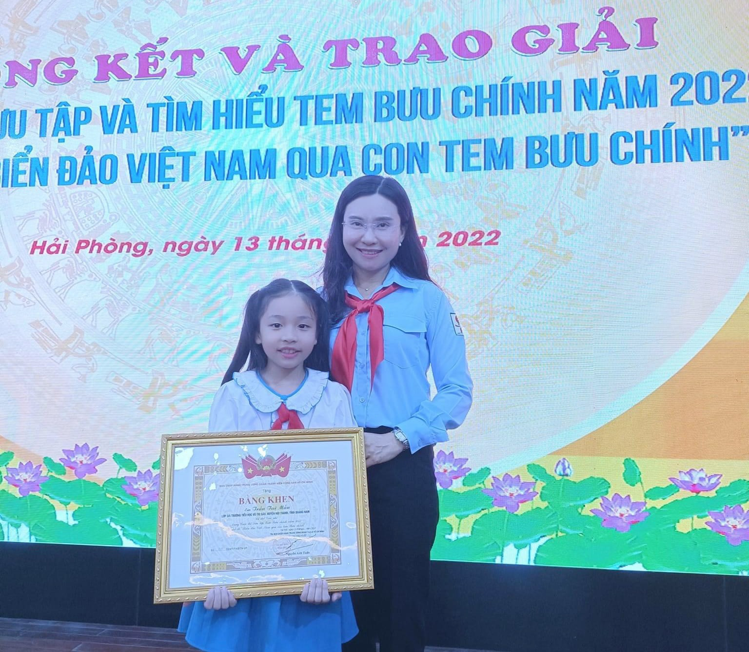 Em Trần Tuệ Mẫn (học sinh lớp 3/4 trường Tiểu học Võ Thị Sáu, Núi Thành) nhận bằng khen giải nhì trong cuộc thi Sưu tập và tìm hiểu tem Bưu chính năm 2022. Ảnh: H.N