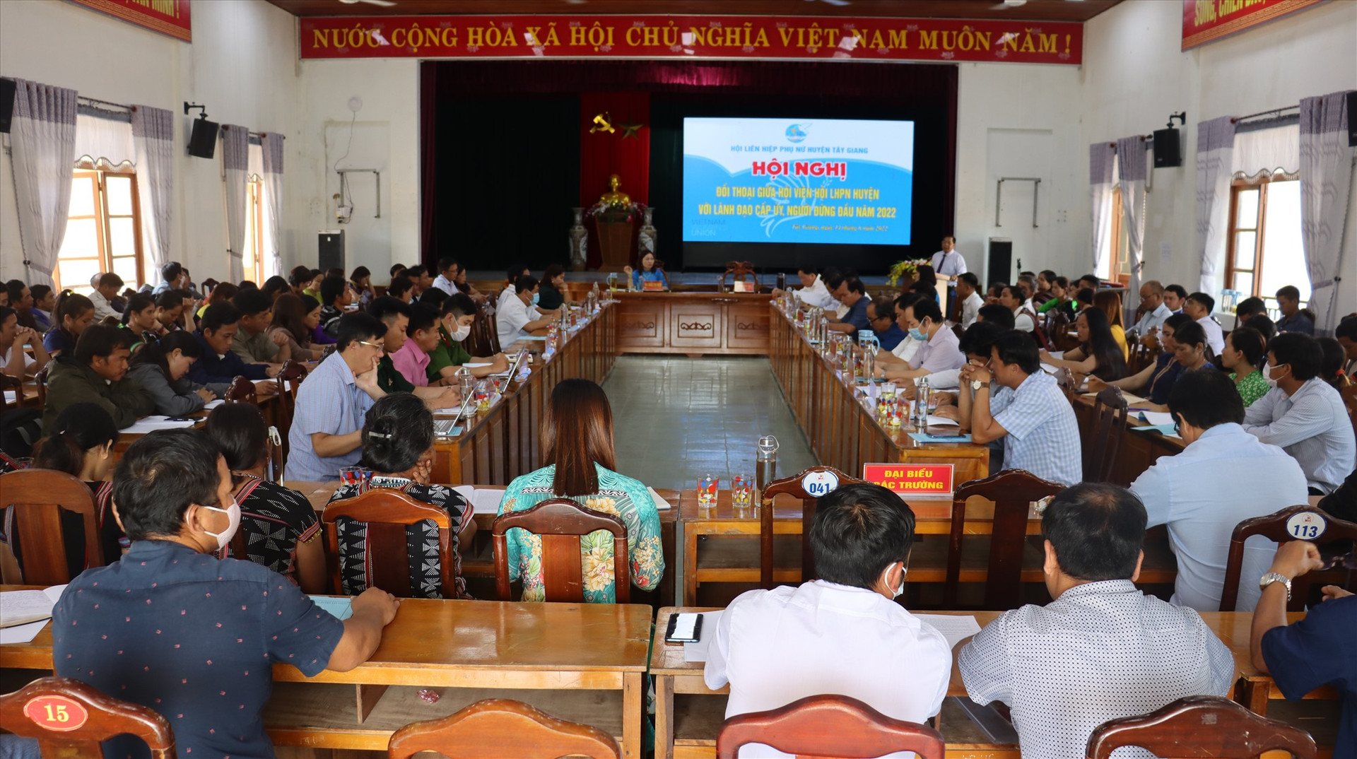 Hội LHPN huyện Tây Giang tổ chức  đối thoại giữa lãnh đạo huyện với cán bộ, hội viên phụ nữ. Ảnh H.Thúy