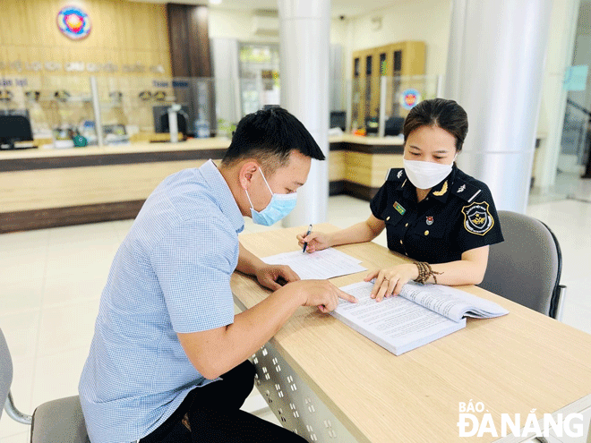 Cán bộ hướng dẫn thủ tục hải quan cho đại diện doanh nghiệp tại Chi cục Hải quan khu công nghiệp Hòa Khánh - Liên Chiểu. Ảnh: M.Q