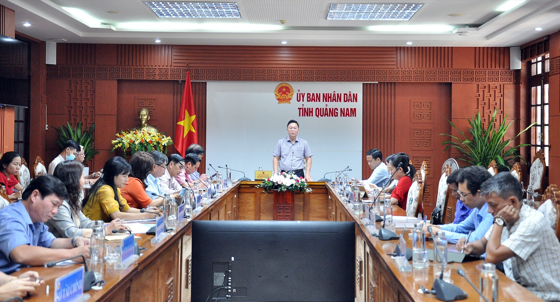 Chủ tịch UBND tỉnh Lê Trí Thanh phát biểu tại cuộc họp. Ảnh: VINH ANH