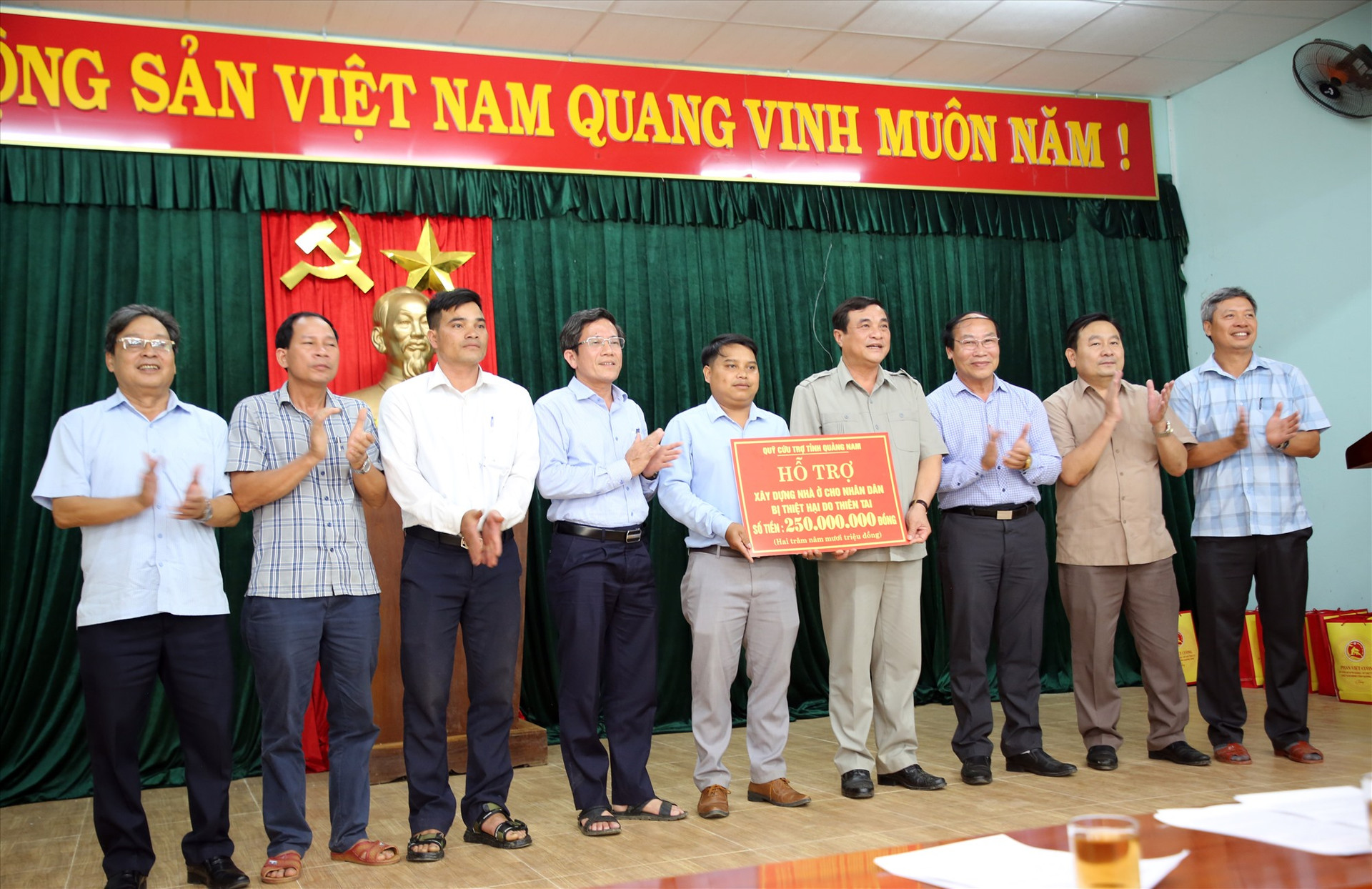 Bí thư Tỉnh ủy Phan Việt Cường trao 250 triệu đồng hỗ trợ xây nhà cho các hộ dân bị ảnh hưởng bởi thiên tai. Ảnh: N.L