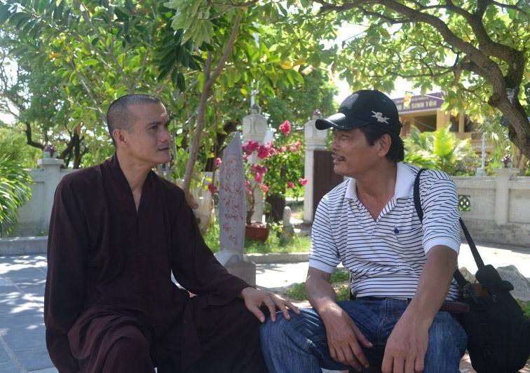 Tác giả hỏi chuyện một vị sư ở chùa Sinh Tồn.