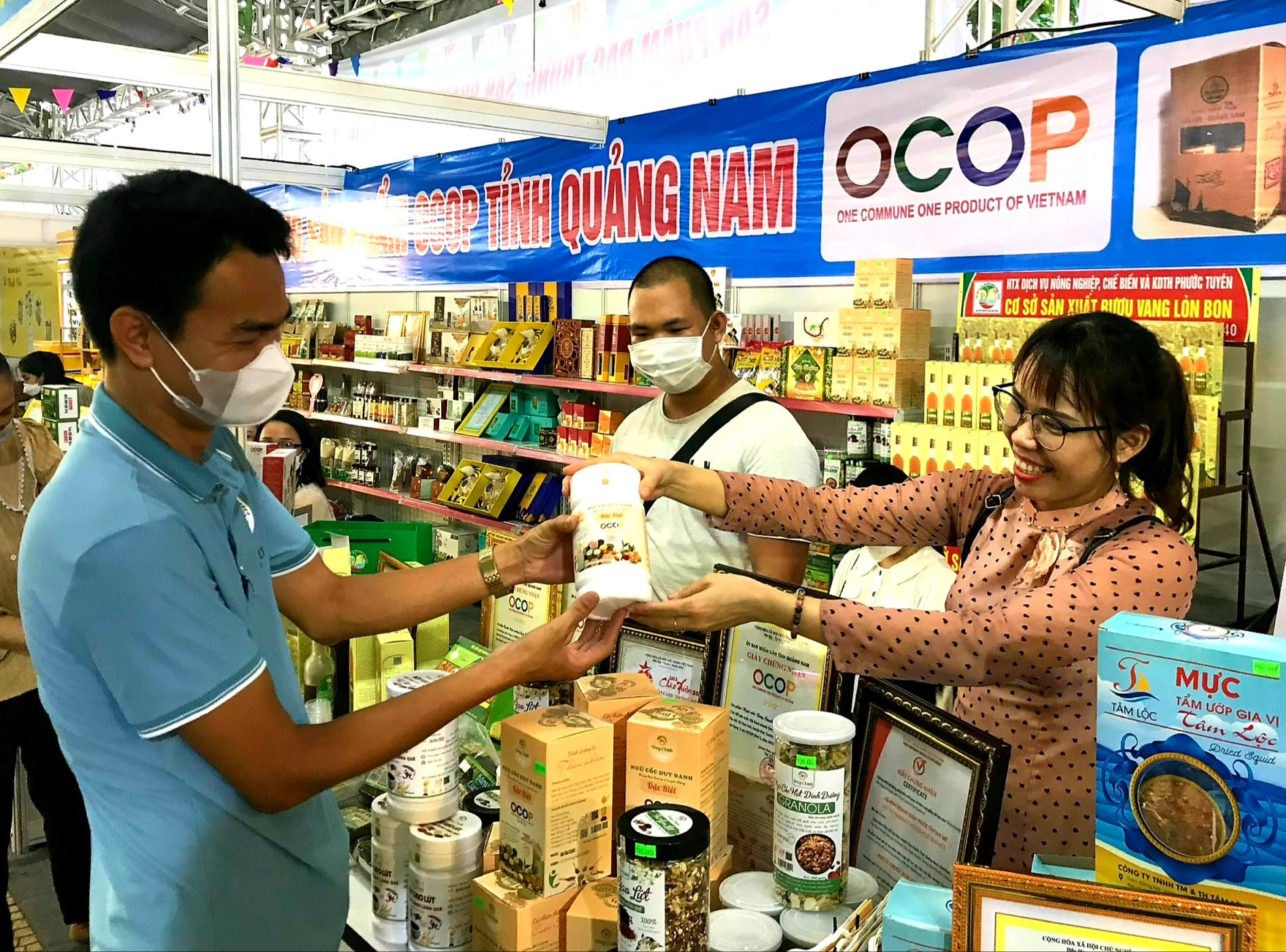 Nhiều chủ thể OCOP của Quảng Nam vừa tham gia chương trình quảng bá, giới thiệu sản phẩm thế mạnh tại TP.Đà Nẵng. Ảnh: M.L