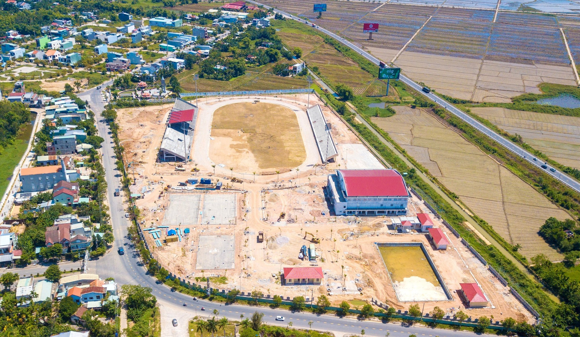 Dự án Trung tâm Thể dục - thể thao Bắc Quảng Nam đang trong giai đoạn thi công hoàn thiện. Ảnh: CT