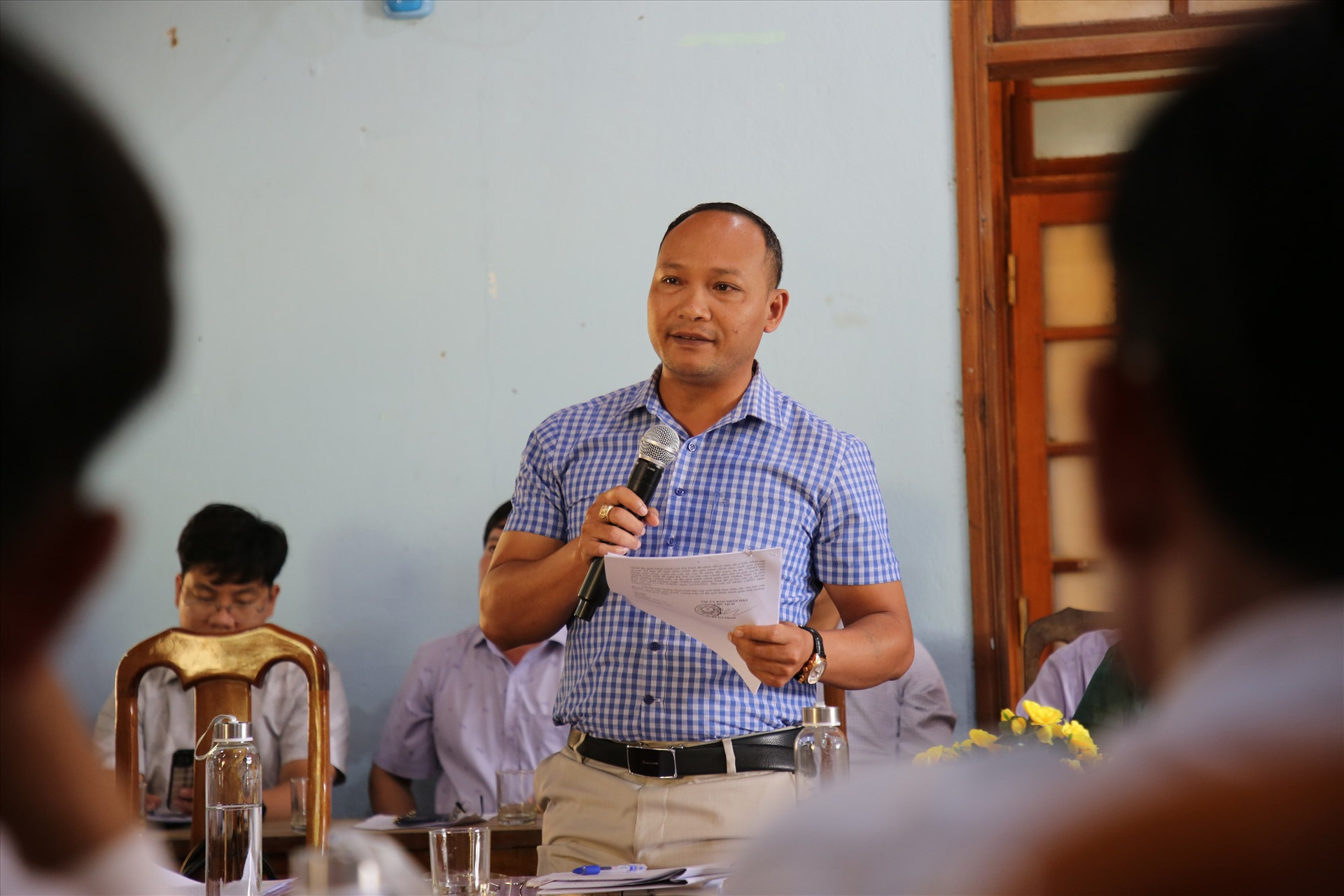 Ông Đinh Văn Hươm - Trưởng Ban Dân tộc HĐND tỉnh nêu ý kiến tại cuộc làm việc. Ảnh: N.L