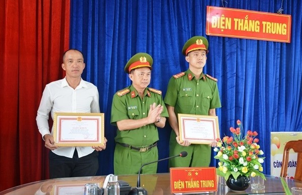 Lãnh đạo Phòng Cảnh sát PCCC&CNCH trao giấy khen cho các tập thể, cá nhân có nhiều nỗ lực để chữa cháy khi có hỏa hoạn tại công ty Woochang.
