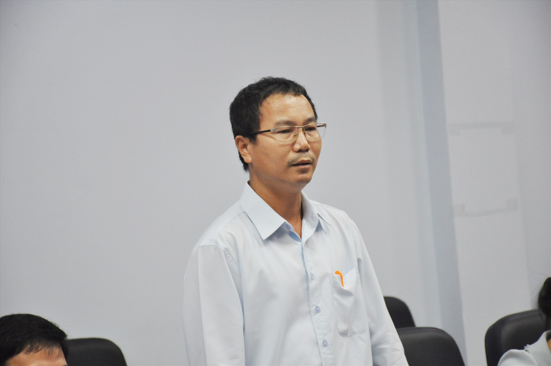Đại diện Sở LĐ-TB&Xh trao đổi về tiến độ giải quyết hồ sơ đề nghị công nhận liệt sĩ cho ông Trần Văn Quý. Ảnh: N.Đ