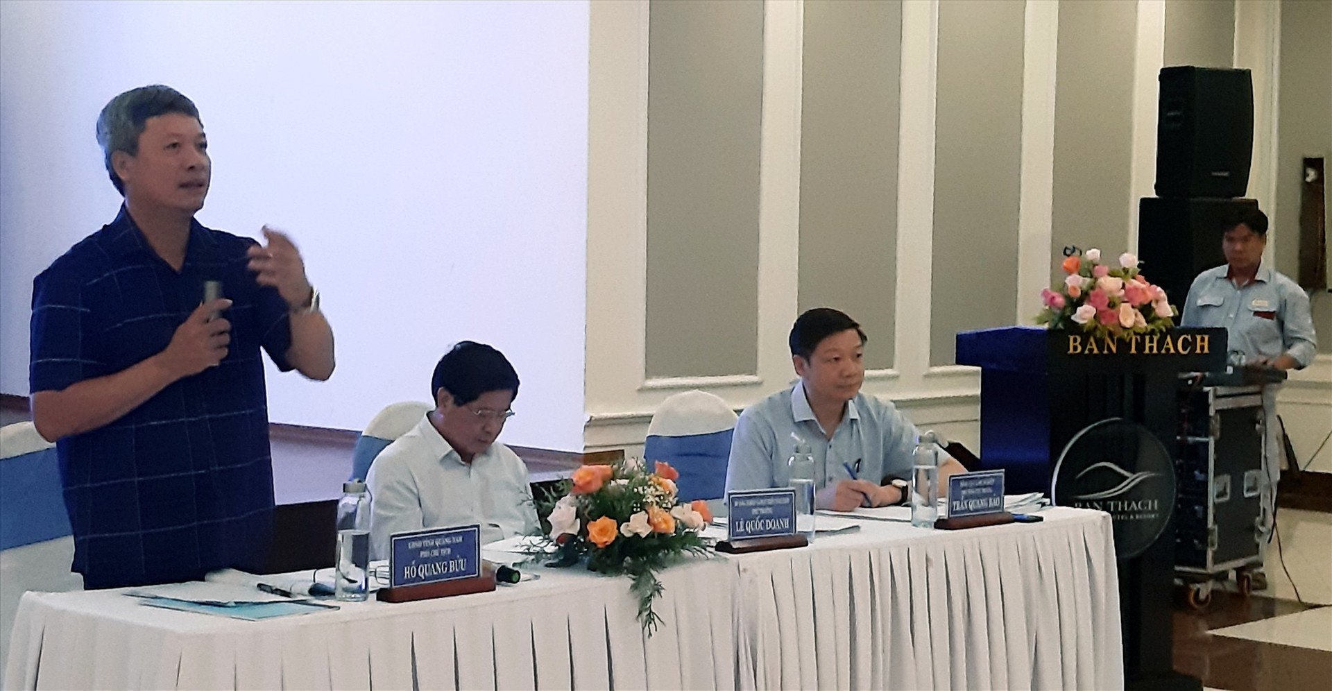 Phó Chủ tịch UBND tỉnh Hồ Quang Bửu gợi mở những vấn đề trọng tâm để các đại biểu trao đổi ý kiến.   Ảnh: S.L