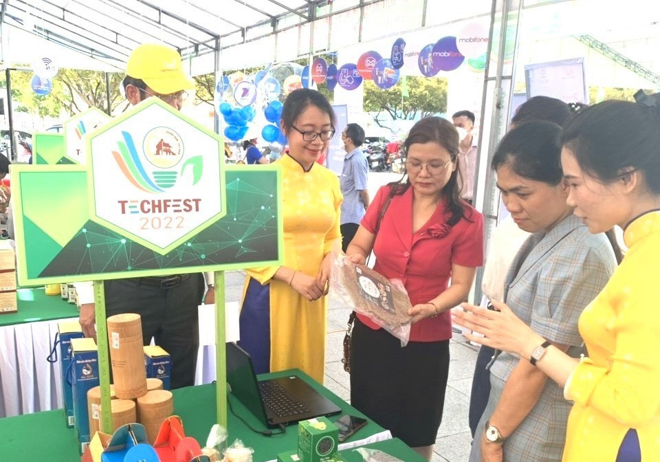 Các sản phầm OCOP Quảng Nam đã đưa lên sàn TMĐT Postmart được mang đến trưng bày, giới thiệu tại Techfest Quang Nam 2022. Ảnh: CTV