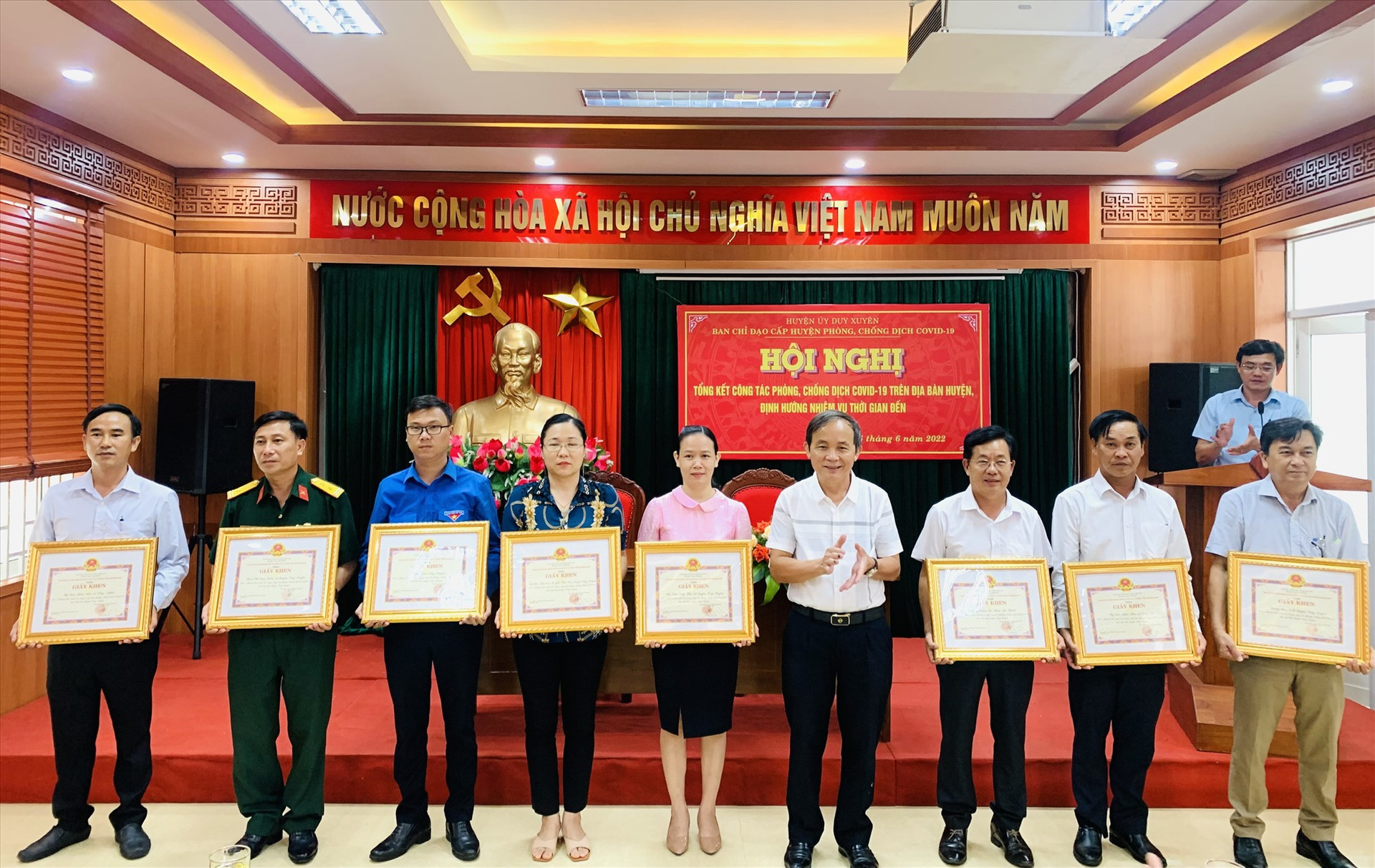 Chủ tịch UBND huyện Duy Xuyên Phan Xuân Cảnh khen thưởng các tập thể có thành tích cao trong công tác phòng, chống dịch Covid-19. Ảnh: T.L