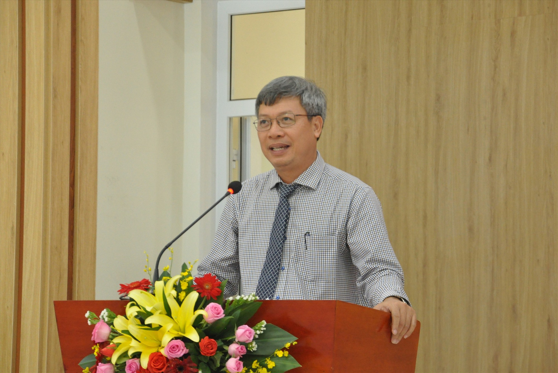 Phó Chủ tịch UBND tỉnh Hồ Quang Bửu phát động Giải thưởng báo chí Huỳnh Thúc Kháng lần thứ XVII. Ảnh: A.N