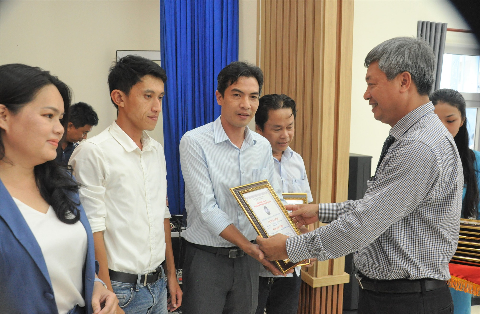Phó Chủ tịch UBND tỉnh Hồ Quang Bửu trao thưởng cho các tác giải đoạt giải nhất. Ảnh: A.N
