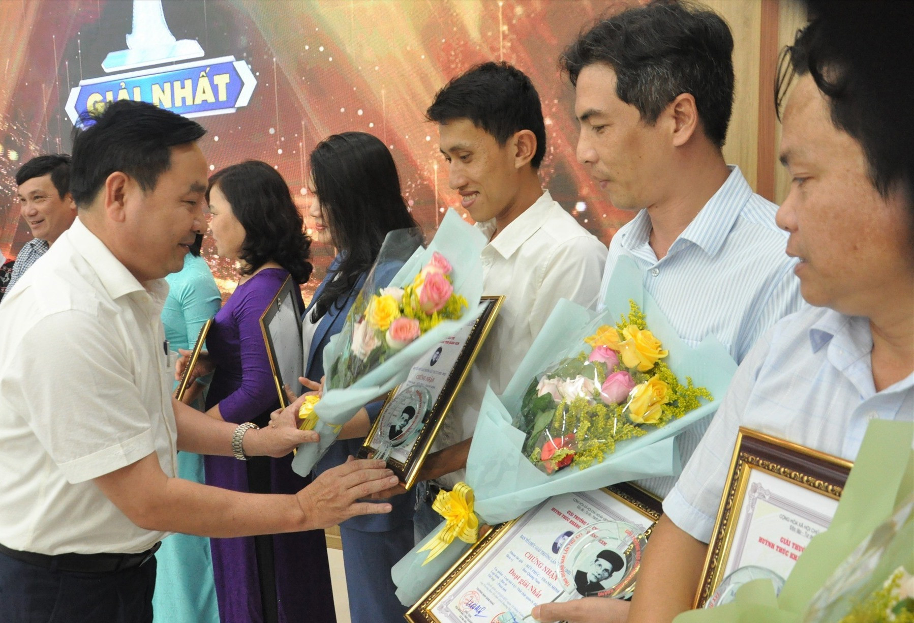 Phó Chủ tịch HĐND tỉnh Nguyễn Công Thanh chúc mừng các tác giả đoạt giải. Ảnh: A.N