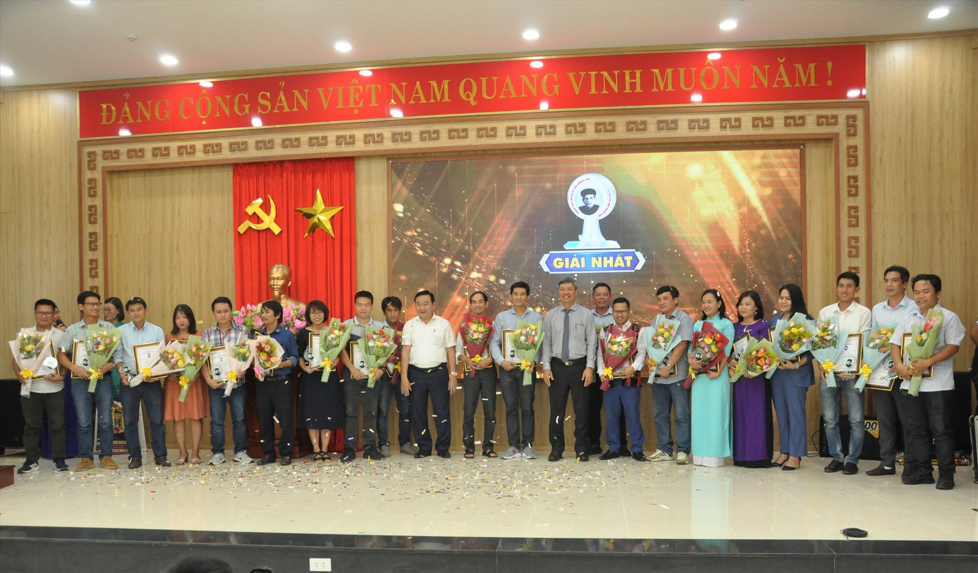 Các tác giả đoạt giải Nhất Giải thưởng báo chí Huỳnh Thúc Kháng. Ảnh: A.N