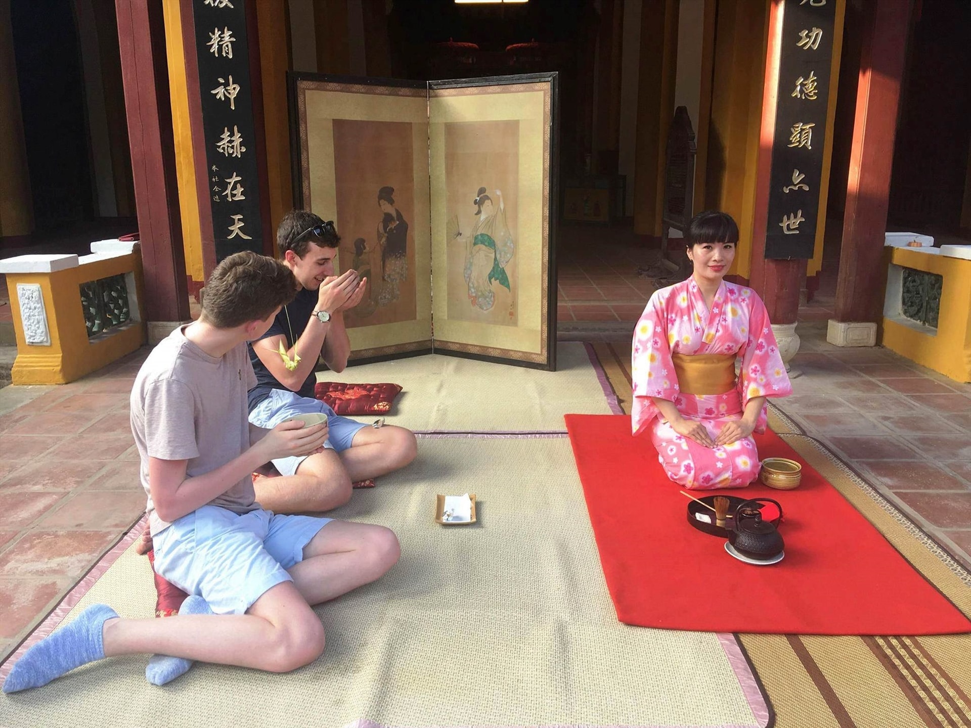 Visitors enjoy Japanese tea ceremony at Vietnam - Japan cultural space in Hoi An.