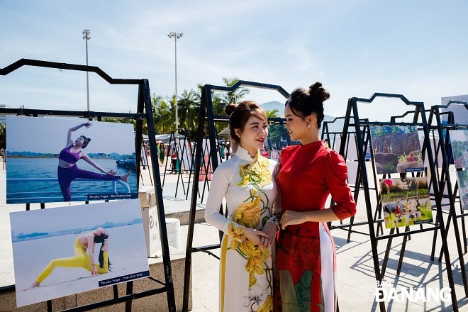 Các nữ doanh nhân vui tươi trong trang phục  áo dài.