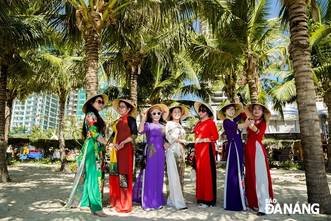 Nhiều nữ doanh nhân khoe dáng trong tà áo dài thướt tha tại sự kiện/ Ảnh: CHÁNH LÂM