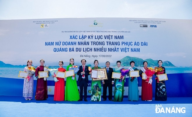 Những nữ doanh nhân được trao giấy chứng nhận đạt kỷ lục Guinness “Nam nữ Doanh nhân mặc Áo dài Quảng bá Du lịch nhiều nhất Việt Nam”