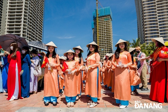 Các bạn nhỏ xinh tươi trong trang phục áo dài.