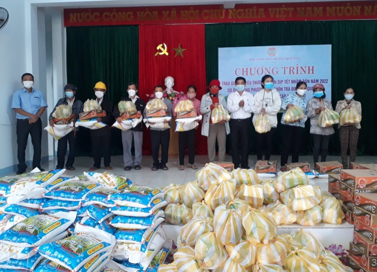 Ông Đồng Phước Tào phối hợp với Hội Nông dân Quế Sơn trao quà cho nông dân nghèo, khó khăn. ảnh DT