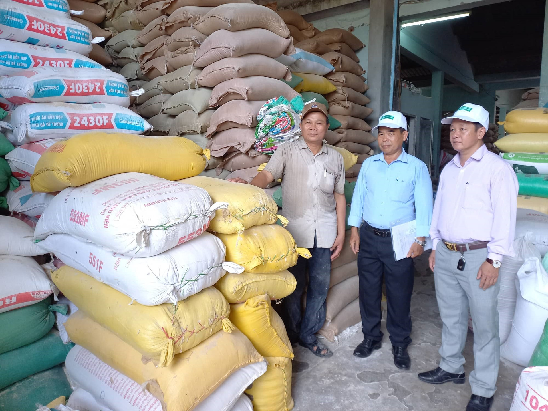 Mỗi năm ông Đồng Phước Tào (ngoài cùng bên trái) thu mua, chế biến khoảng 7 nghìn tấn nông sản. ảnh DT