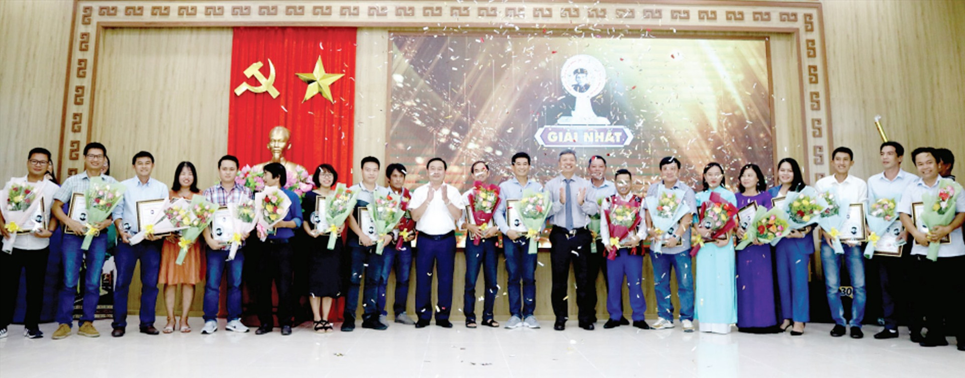 Lãnh đạo tỉnh trao thưởng cho các tác giả đoạt giải Nhất giải Báo chí Huỳnh Thúc Kháng lần thứ XVI (2021 - 2022). Ảnh: PHƯƠNG THẢO