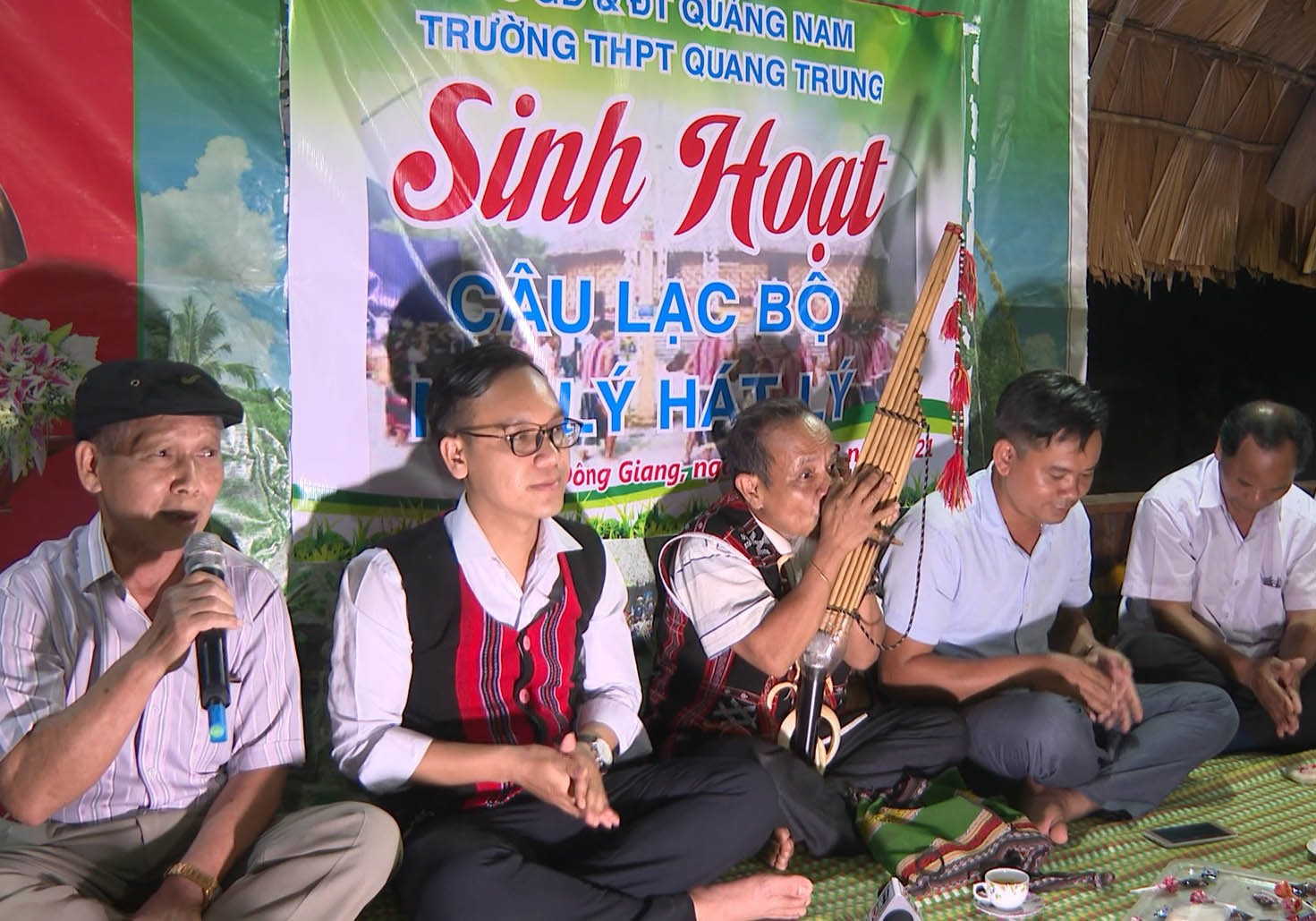Học sinh và thanh niên ở huyện Đông Giang hào hứng tham gia các CLB nói lý, hát lý Cơ Tu. Ảnh: L.P.L.N