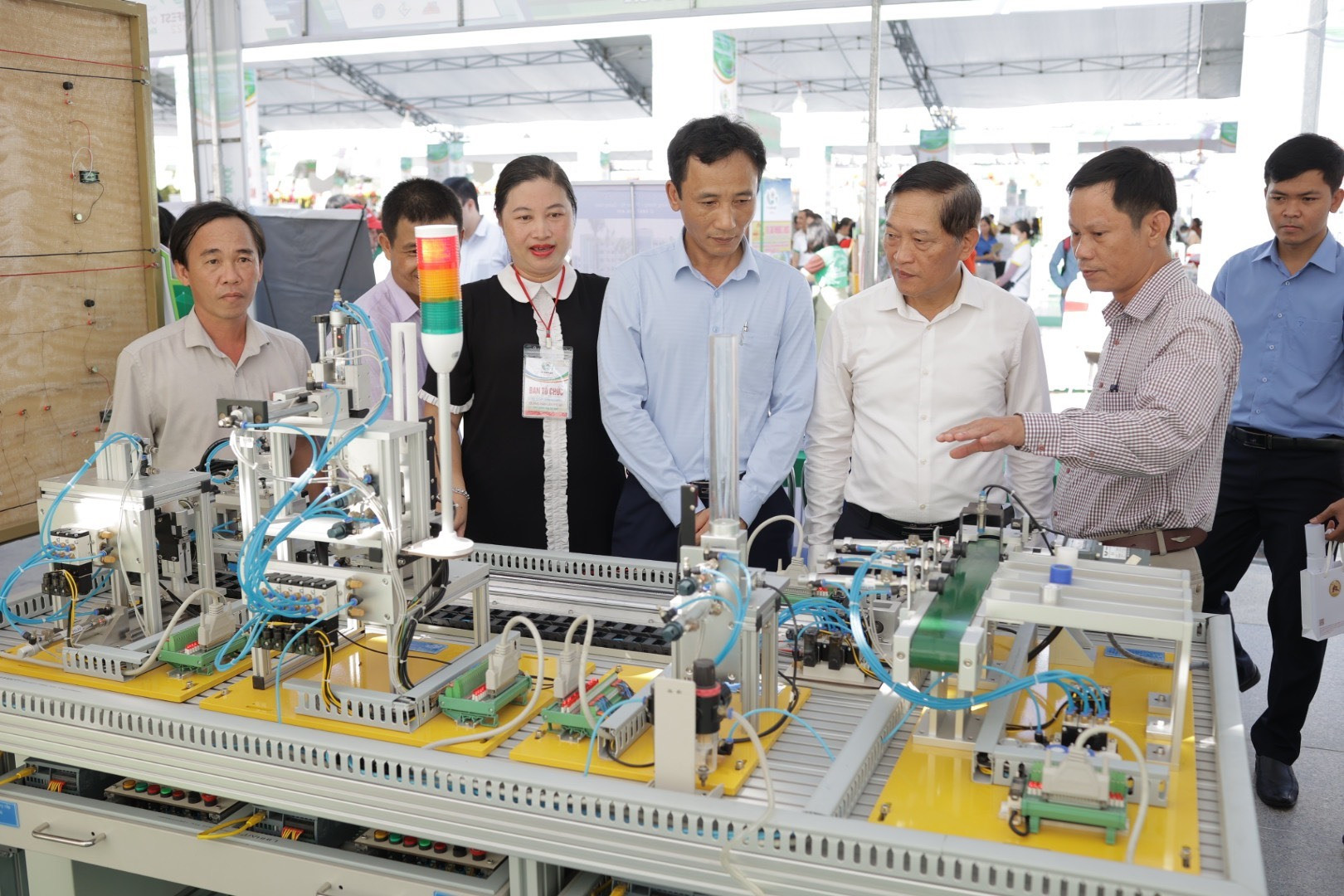 Ông Trần Văn Tùng - Thứ trưởng Bộ Khoa học và công nghệ (áo trắng) tham quan một gian hàng công nghệ trong khuôn khổ Techfest Quang Nam 2022. Ảnh: C.S-TA